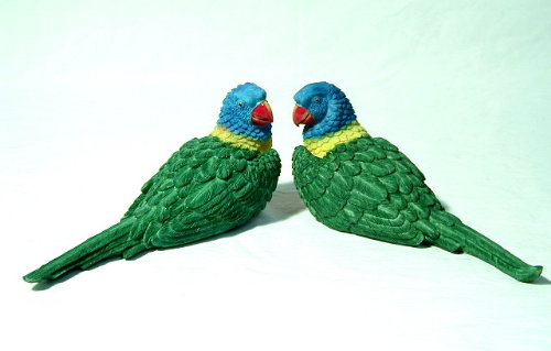 Figurine-bird-parrot