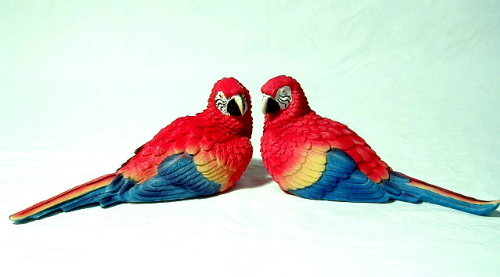 Figurine-bird-parrot